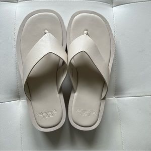 NWOT Abercrombie & Fitch Size 6/7 37 Cream Sandals